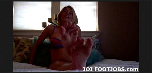  Use my soft little feet to help you jerk off